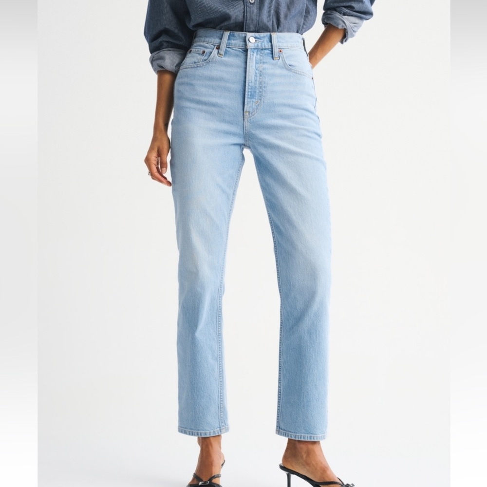**LIKE NEW** Abercrombie Ultra High Rise Ankle Straight Jean